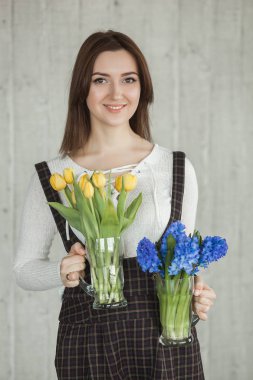 Çiçekçilikte yüksek lisans yapan kadınlar. Çiçek kompozisyonu yapan genç bayanlar. Çatı katında çiçekli bir grup kadın. Dekorasyon süreci.