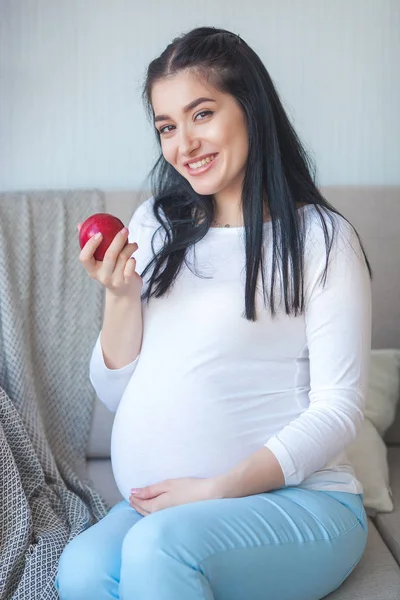 Mulher Grávida Atraente Com Maçã Esperando Mulher Segurando Comida Saudável — Fotografia de Stock