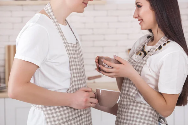 Casal Jovem Cozinha Família Jovem Divertindo Cozinha Marido Esposa Cozinhar — Fotografia de Stock