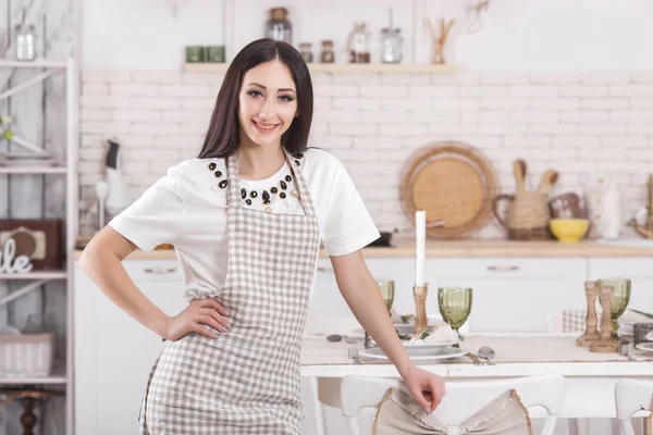 Uma Jovem Cozinha Bonita Dona Casa Casa — Fotografia de Stock