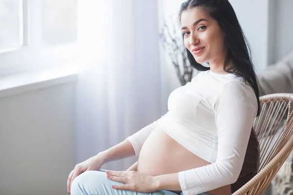 Mujer Embarazada Joven Interior Retrato Cerca Mujer Esperando Hermosa Hembra — Foto de Stock