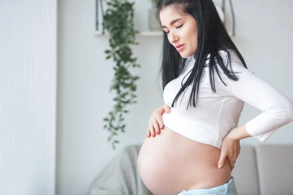 Een Jonge Zwangere Vrouw Met Rugpijn Verwachtte Een Vrouw Die — Stockfoto