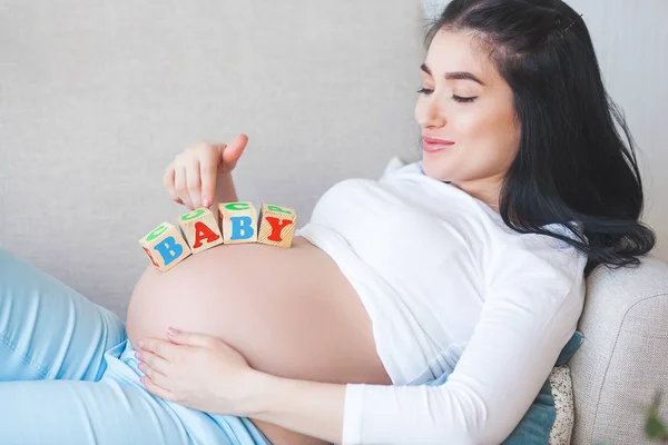 Ung Gravid Kvinna Inomhus Närbild Porträtt Kvinna Väntar Vacker Kvinna — Stockfoto