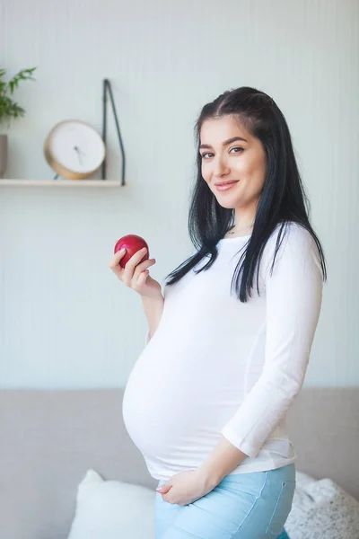 Mulher Grávida Atraente Com Maçã Esperando Mulher Segurando Comida Saudável — Fotografia de Stock