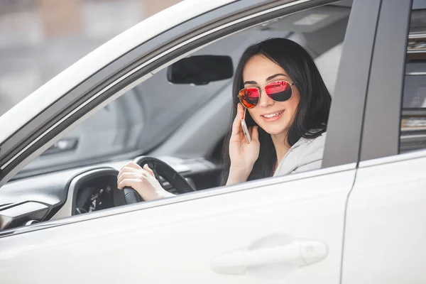 Žena Pózující Autě Ženské Auto Atraktivní Mladá Dáma Autě Žena — Stock fotografie