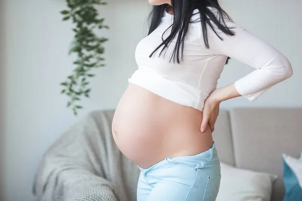 Een Jonge Zwangere Vrouw Met Rugpijn Verwachtte Een Vrouw Die — Stockfoto