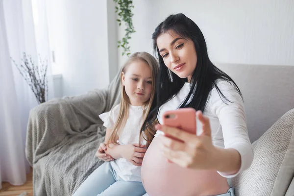 Junge Mutter Macht Selfie Mit Ihrer Kleinen Tochter Frau Erwartet — Stockfoto