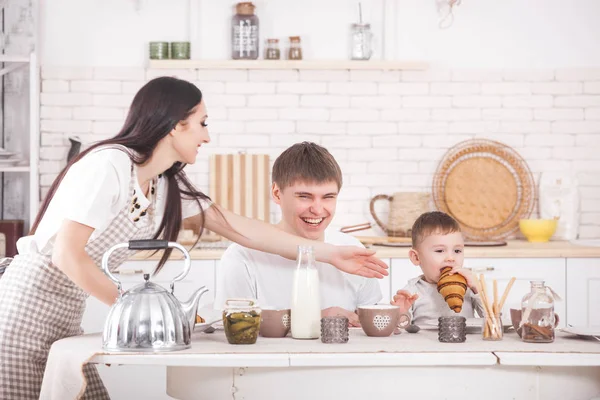 Feliz Jantar Família Juntos Jovens Pais Seus Filhos Tomando Café — Fotografia de Stock
