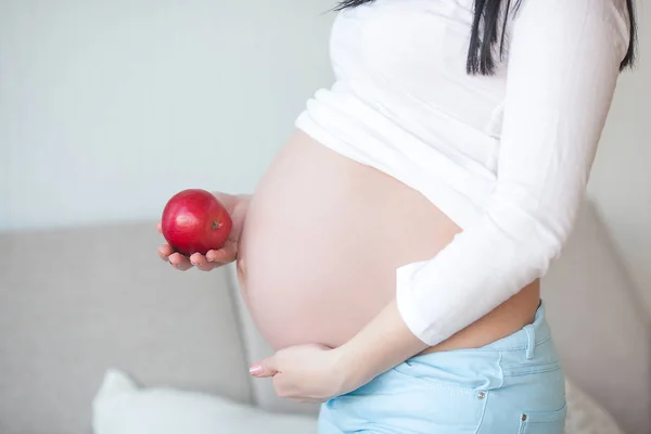 Attraktiv Gravid Kvinna Med Äpple Förväntar Sig Att Kvinnan Håller — Stockfoto