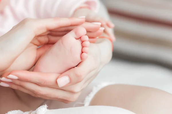 Les Pieds Bébé Mignon Rapprochent Encore Petit Enfant Nouveau Petits — Photo