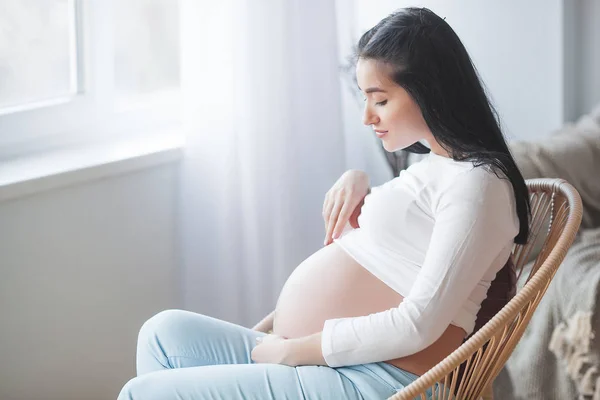 Tânără Însărcinată Casă Portretul Aproape Femeii Care Aşteaptă Frumoasă Femeie — Fotografie, imagine de stoc