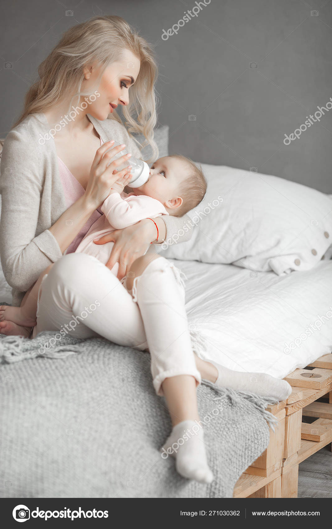 Малышка сосёт