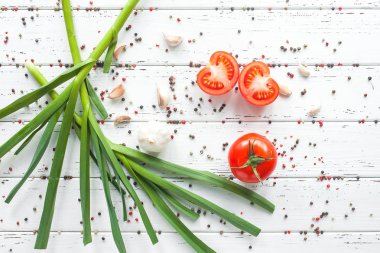 Baharatlı taze domates. Ahşap arka planda organik sağlıklı yiyecekler. Yeşil sarımsak. Yaz ve sonbahar sebzeleri.