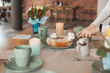 Arka plan bardak ve elmalı kek ile. çay partisi. charlotte pasta. Kopya alanı ile çiçekli tablo.