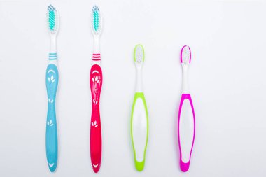 Nötr arka plan üzerinde diş fırçaları. Aile hijyen kavramı. 