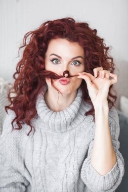 Çekici kızıl saçlı kadın kapalı eğlenen. saçlarıyla oynayan kadın. Aptal kız. Komik genç kız.