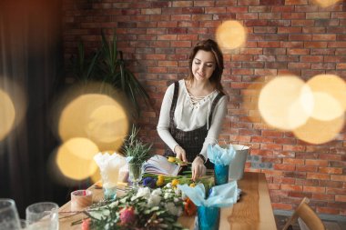 Çiçekçilikte yüksek lisans yapan kadınlar. Çiçek kompozisyonu yapan genç bayanlar. Çatı katında çiçekli bir grup kadın. Dekorasyon süreci.