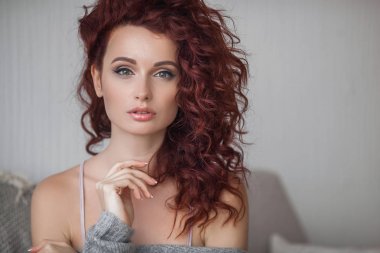 Çok çekici genç kadın portre kadar yakın. Güzel kadın kapalı. Kıvırcık saçlı bayan. Kızıl saçlı kız. Dalgalı saçlı kızıl saçlı.