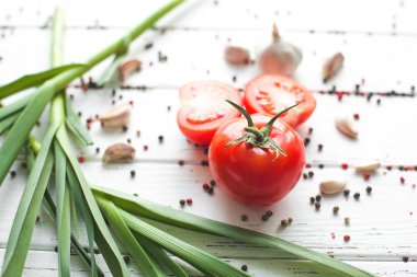 Baharatlı taze domates. Ahşap arka planda organik sağlıklı yiyecekler. Yeşil sarımsak. Yaz ve sonbahar sebzeleri.