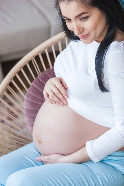 Jonge Zwangere Vrouw Binnen Een Close Upportret Van Een Vrouw — Stockfoto