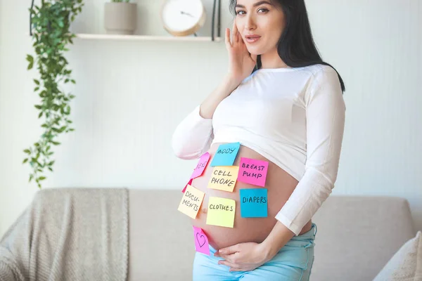 Brzuch Młodej Kobiety Ciąży Notatkami — Zdjęcie stockowe
