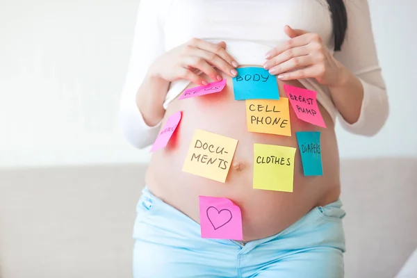Bauch Der Jungen Schwangeren Mit Notizen — Stockfoto