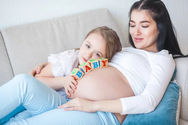 Gravid Kvinna Och Hennes Lilla Dotter Roligt Inomhus Moderskap Ung — Stockfoto