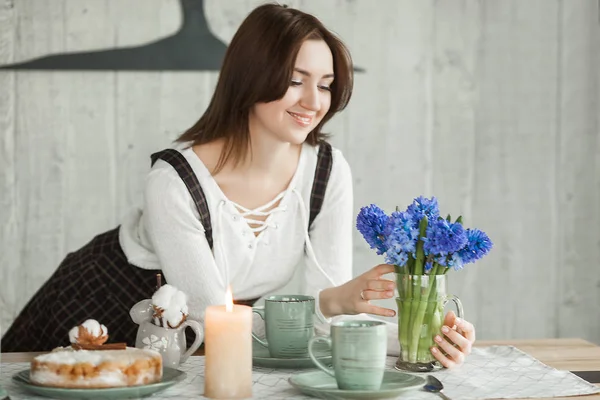 Una Joven Ama Casa Mesa Mujer Con Pastel Charlotte Mujer — Foto de Stock