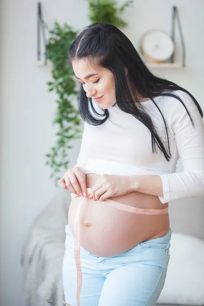 Jeune Femme Enceinte Intérieur Dame Mesurant Son Estomac Rond Belle — Photo