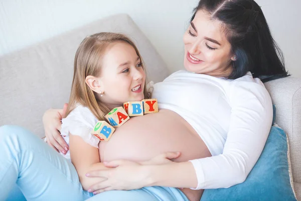 Gravid Kvinna Och Hennes Lilla Dotter Roligt Inomhus Moderskap Ung — Stockfoto