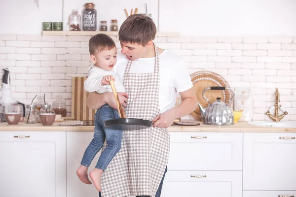 Jovem Pai Cozinhar Cozinha Com Seu Filho Homem Bebê Preparando — Fotografia de Stock