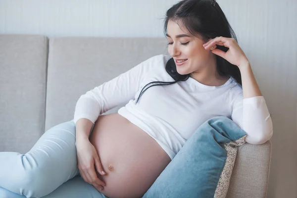 Junge Schwangere Frau Haus Nahaufnahme Porträt Einer Erwarteten Frau Schöne — Stockfoto