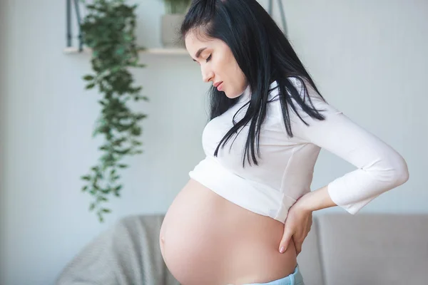 Fiatal Terhes Nőnek Fáj Háta Egy Nőre Aki Rosszul Érzi — Stock Fotó