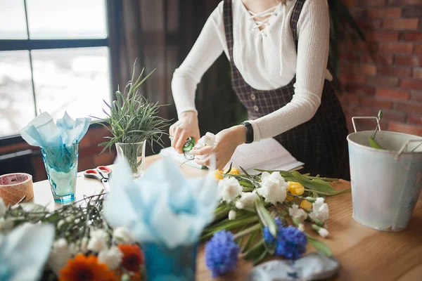 Woman on the master-class on floristics.