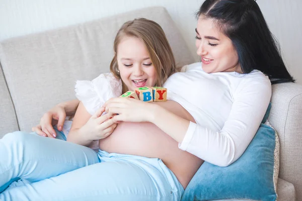 Zwangere Vrouw Haar Kleine Dochter Plezier Binnenshuis Moederschap Jonge Moeder — Stockfoto