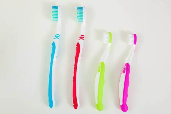 Zahnbürsten Auf Neutralem Hintergrund Familienhygienekonzept — Stockfoto