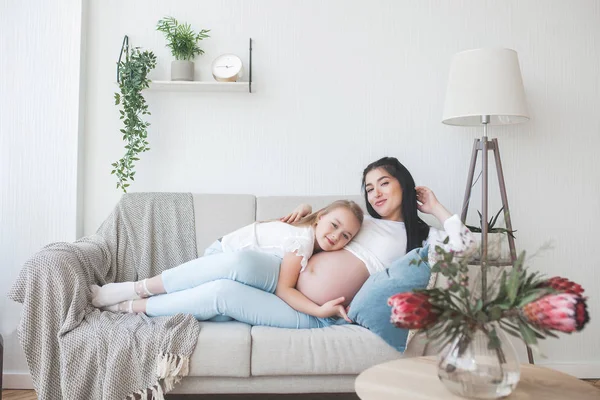 Gravid Kvinna Och Hennes Lilla Dotter Roligt Inomhus Moderskap Ung — Stockfoto