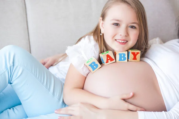 Schwangere Frau Und Ihre Kleine Tochter Haben Spaß Drinnen Mutterschaft — Stockfoto