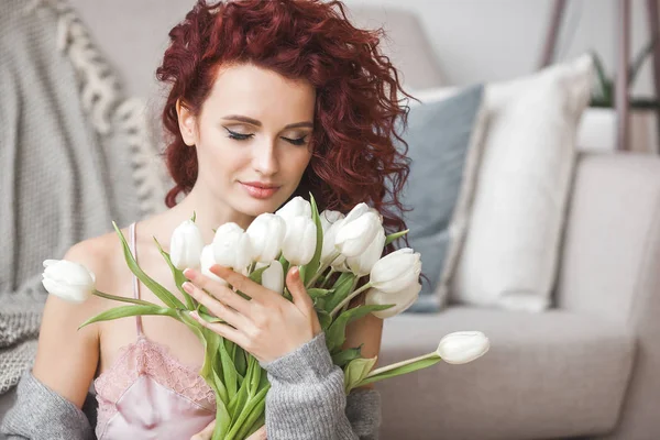 Sehr Attraktive Junge Frau Drinnen Porträt Einer Frau Mit Lockigem — Stockfoto