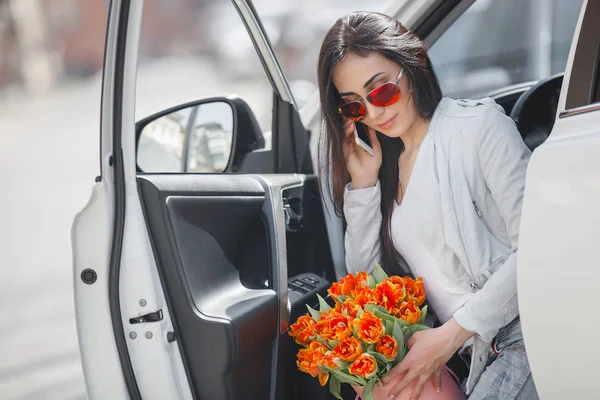 Жінка Позує Машині Жіночий Водійський Автомобіль Приваблива Молода Леді Автомобілі — стокове фото