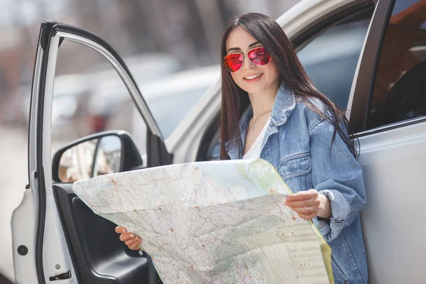 Young Tourist Lost Town Woman Holding Map Driver Got Lost — 스톡 사진