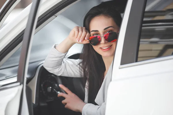 Mulher Posando Carro Carro Condução Feminino Jovem Atraente Automóvel Mulher — Fotografia de Stock