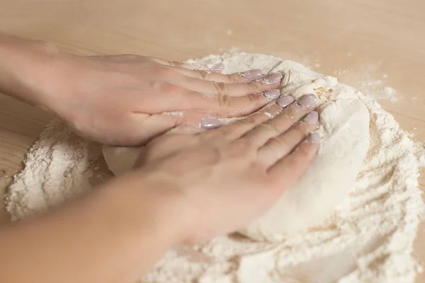 Vrouwenhanden Die Deeg Maken Huisvrouw Kneedt Het Deeg Koken Achtergrond — Stockfoto