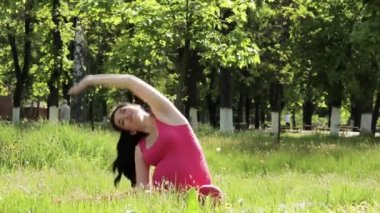 Yoga yapan çekici, hamile bir kadın. Hamilelik ve zindelik. Dışarıda pilates ve spor yapan bir kadın bekliyordum..