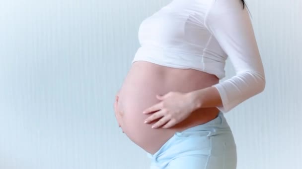 室内で妊娠中の若い女性妊婦さん — ストック動画