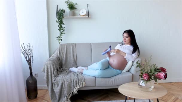 Mladá Těhotná Žena Uvnitř Těhotné Ženy Uvedení Krém — Stock video