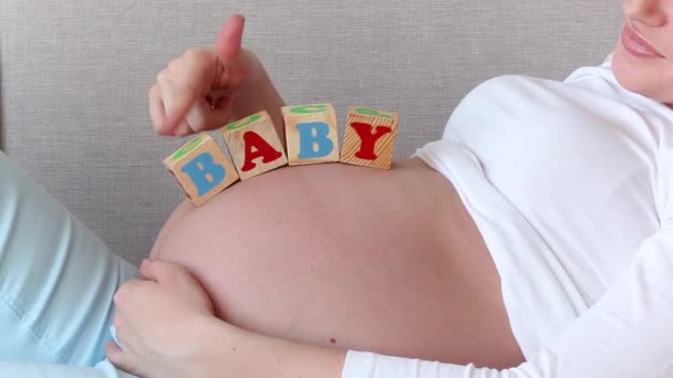 Mujer Embarazada Joven Interior Mujer Embarazada Con Cubos Bebé Vientre — Vídeos de Stock