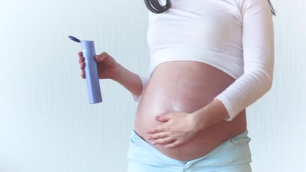 Mladá Těhotná Žena Uvnitř Těhotné Ženy Uvedení Krém — Stock video