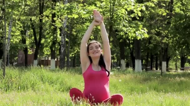 Młoda Atrakcyjna Ciężarna Kobieta Ćwicząca Jogę Ciąża Kondycja Spodziewamy Się — Wideo stockowe