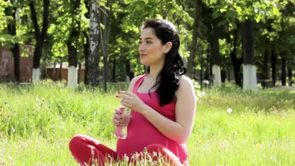 Young Attractive Pregnant Woman Water Bottle Lawn — Stok video